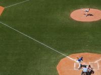 FB体育在线-当枫叶红遇见蓝黑魂，莱万全程高能输出背后的足球宇宙碰撞