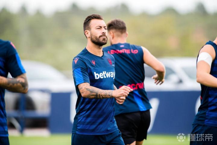 关于巴列卡诺主场血战平埃瓦尔，坚守阵地的信息