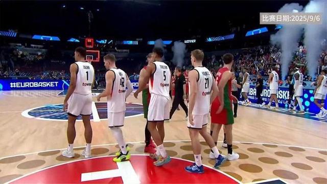 一支篮球队在最新一场比赛中惊险逆转 一支篮球队在最新一场比赛中惊险逆转