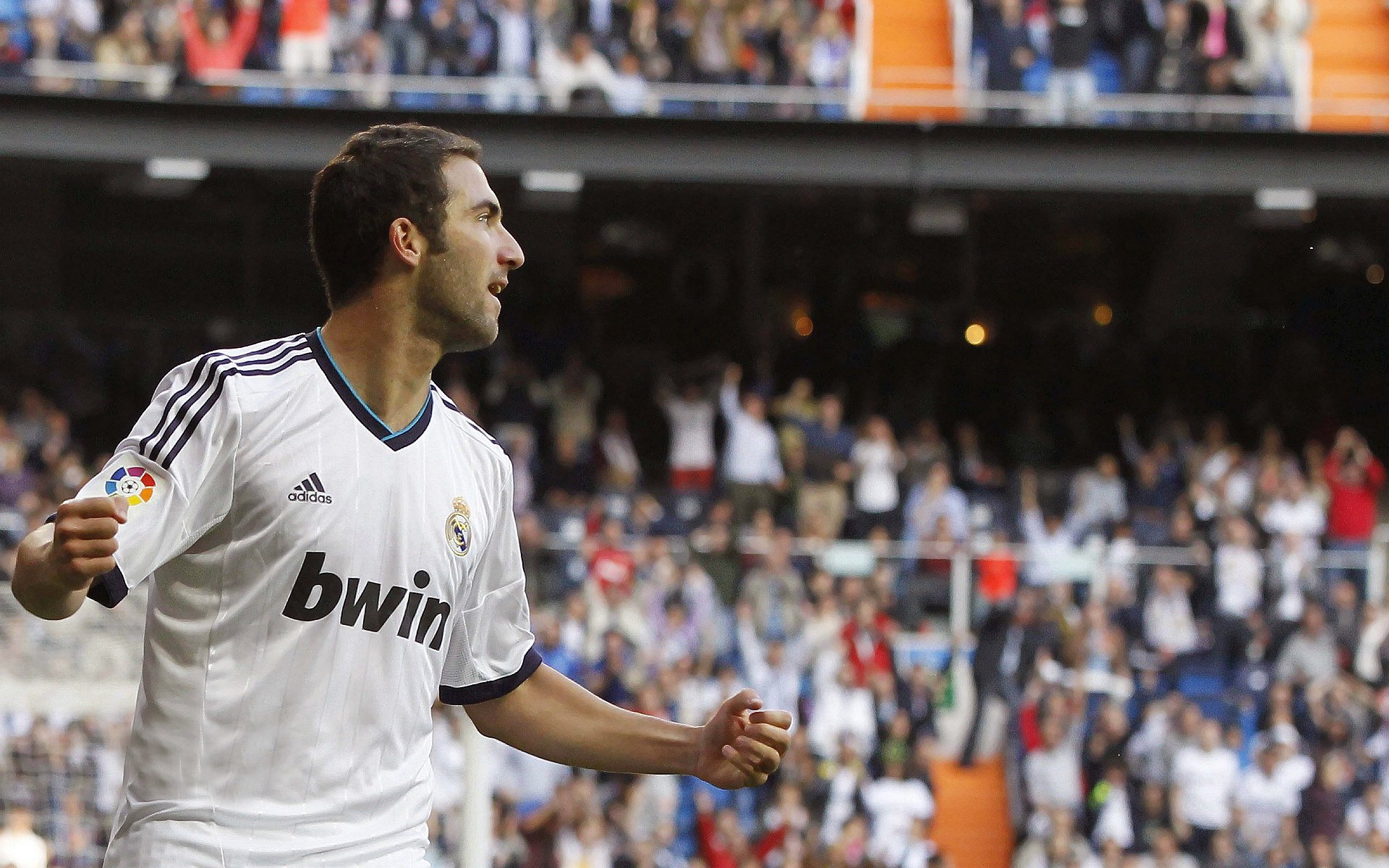 楚阿梅尼之夜,当足球巨星在F1街道赛的轰鸣中定义完美